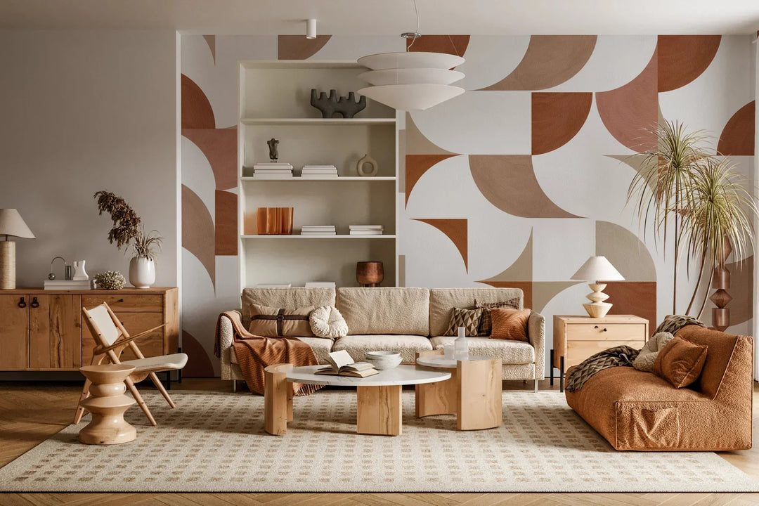 Papier peint panoramique terracotta géométrique dans un salon contemporain avec mobilier en bois et rotin