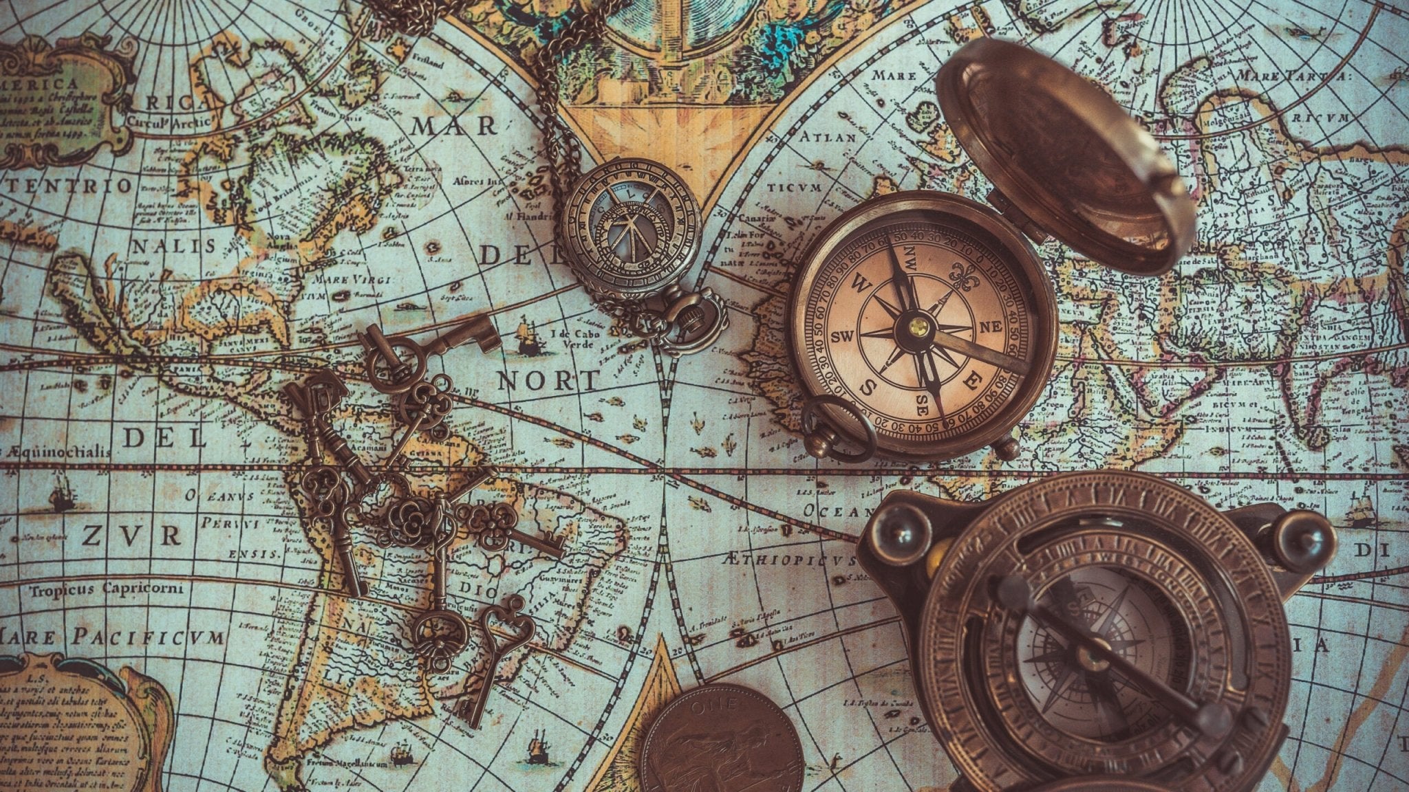 Fondo de pantalla de mapa marino y brújula.