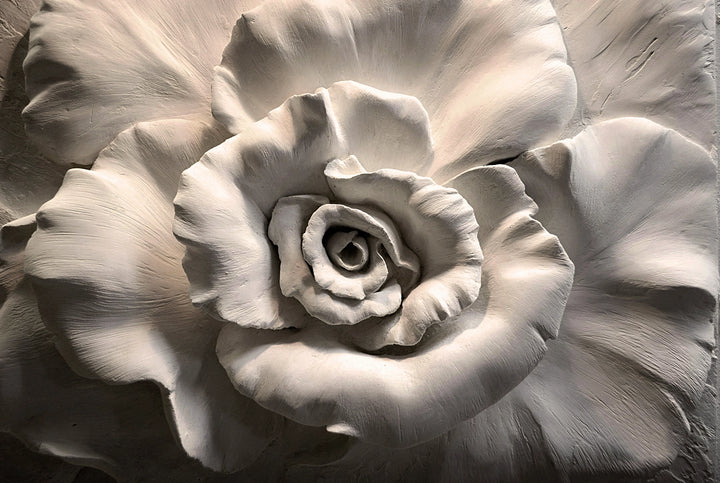 Papier peint panoramique rose sculptée effet trompe-l'œil